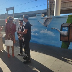 Inaugurato “Il Viaggiatore”: il murales che adorna il muro della stazione in via Capruzzi