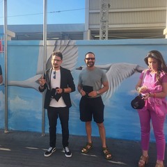 Inaugurato “Il Viaggiatore”: il murales che adorna il muro della stazione in via Capruzzi