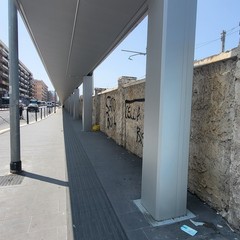 La stazione di Via Capruzzi si colora di arte con la raffigurazione di grandi cigni