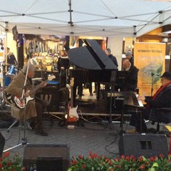 pianoforte in strada