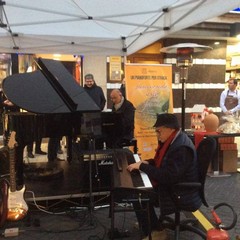 pianoforte in strada