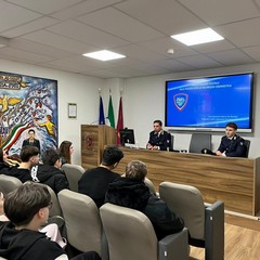 Polizia di stato incontra gli studenti