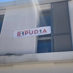 Striscioni R1PUD1A a Bari