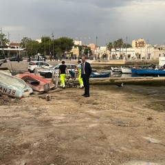 Rimossi i rifiuti dalla battigia del porticciolo di Santo Spirito