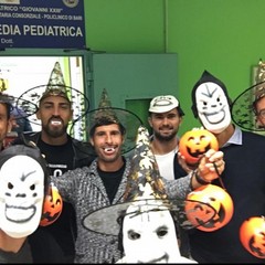 I calciatori del Bari al pediatrico per la festa di Halloween
