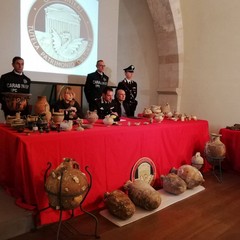 i reperti archeologici sequestrati dai carabinieri in Puglia