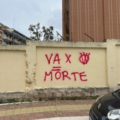Slogan no vax Policlinico di Bari