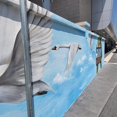 La stazione di Via Capruzzi si colora di arte con la raffigurazione di grandi cigni