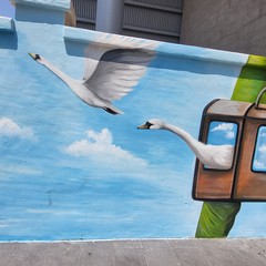 La stazione di Via Capruzzi si colora di arte con la raffigurazione di grandi cigni