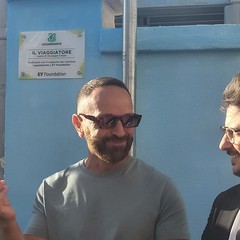Inaugurato “Il Viaggiatore”: il murales che adorna il muro della stazione in via Capruzzi