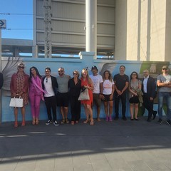 Inaugurato “Il Viaggiatore”: il murales che adorna il muro della stazione in via Capruzzi