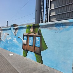 La stazione di Via Capruzzi si colora di arte con la raffigurazione di grandi cigni
