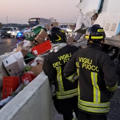 Un tir si ribalta sui new jersey in cemento: nessuna invasione di carreggiata