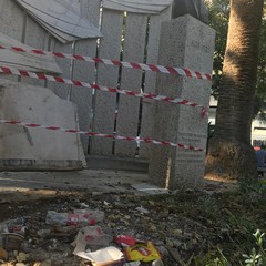 Vandali in azione nel centro di Bari, devastata la lapide di Aldo Moro