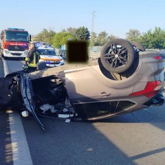 Automobile con cinque ragazzi a bordo si ribalta sulla SS100 a Casamassima