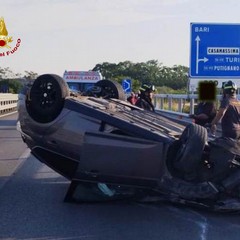 Automobile con cinque ragazzi a bordo si ribalta sulla SS100 a Casamassima