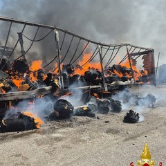 Tir in fiamme al porto di Bari