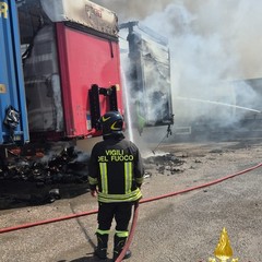 Tir in fiamme al porto di Bari
