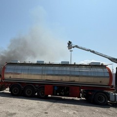 Tir in fiamme al porto di Bari