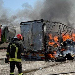 Tir in fiamme al porto di Bari