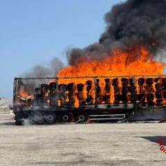 Tir in fiamme al porto di Bari