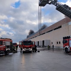 Maxi incendio nella sede di Terminal Puglia a Rutigliano