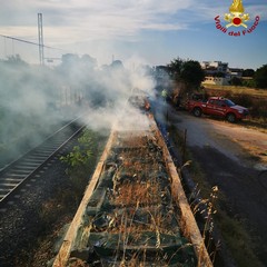 Caldo intenso: fiamme lungo la linea ferroviaria e in un'abitazione a Casamassima