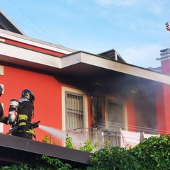 Caldo intenso: fiamme lungo la linea ferroviaria e in un'abitazione a Casamassima