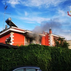 Caldo intenso: fiamme lungo la linea ferroviaria e in un'abitazione a Casamassima