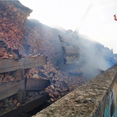 Caldo intenso: fiamme lungo la linea ferroviaria e in un'abitazione a Casamassima