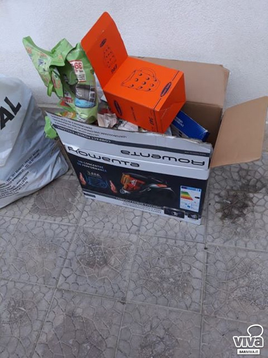 Bari Rifiuti Di Ogni Tipo Nei Carrellati Condominiali La Protesta Dei 
