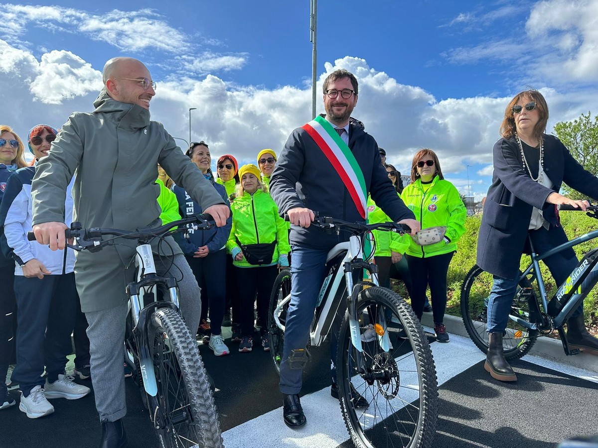 Il sindaco Giuseppe Nitti in bici prima di attraversare il ponte ciclopedonale