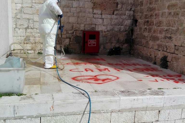 scritte sui muri della basilica intervento pulizia amiu