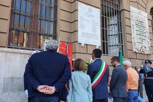 anniversario della strage di Bologna oggi la deposizione di una corona di fiori presso lapide a Palazzo di Citta