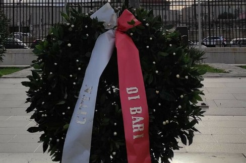 deposta una corona di alloro nel anniversario del bombardamento del porto di Bari