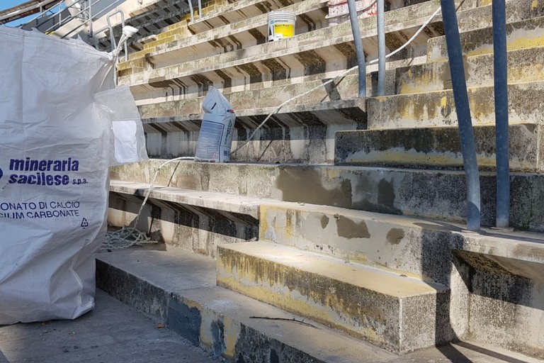 proseguono i lavori per la sostituzione del seggiolini nella tribuna est superiore al San Nicola