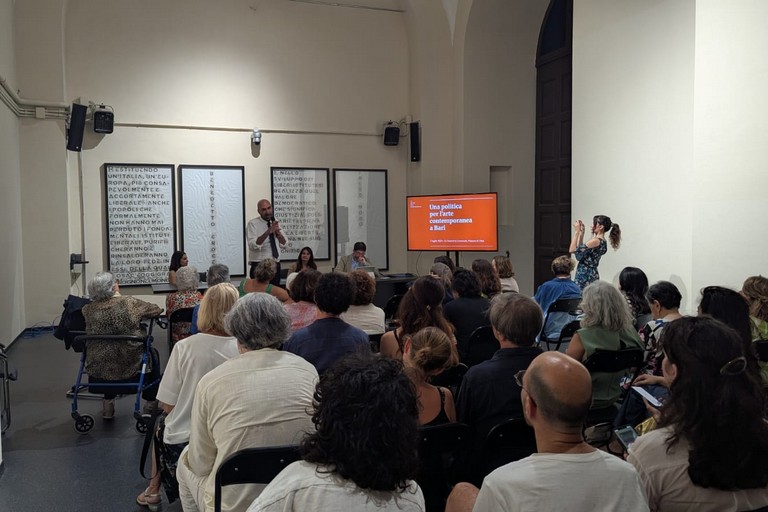 Tavolo sull'arte contemporanea a Bari