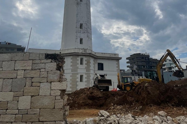 Breccia nel muro perimetrale del faro. <span>Foto Comune di Bari </span>