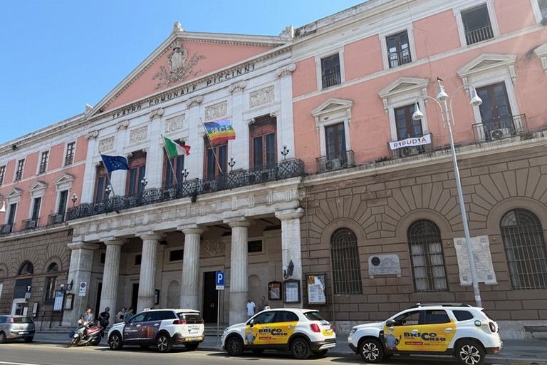 Corso Vittorio Emanuele realizzati i nuovi stalli taxi davanti al Teatro Piccinni