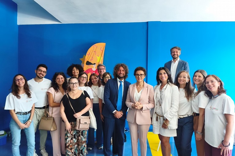 questa mattina la visita della viceministra Maria Teresa Bellucci e dell assessore Cavone presso lo spazio multifunzionale DesTEENazione