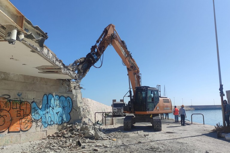 riqualificazione del waterfront di Bari vecchia iniziati i lavori per nuove barriere frangiflutti sul molo sant Antonio