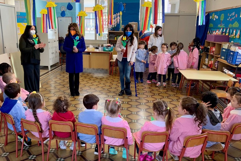 stamattina l assessora Romano alla scuola dell infanzia Manzari Buonvino per accogliere due piccole ucraine