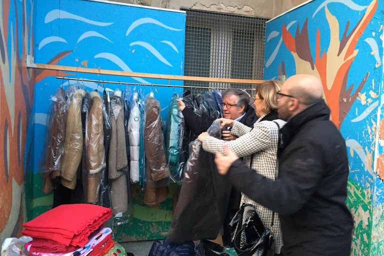 gli abito lasciati dai lions sul muro della solidarietà