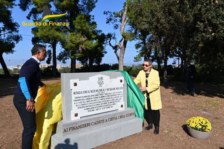 Inaugurata a Bari una stele commemorativa in ricordo dei Finanzieri caduti nei fatti d’arme di Cefalonia–Corfù