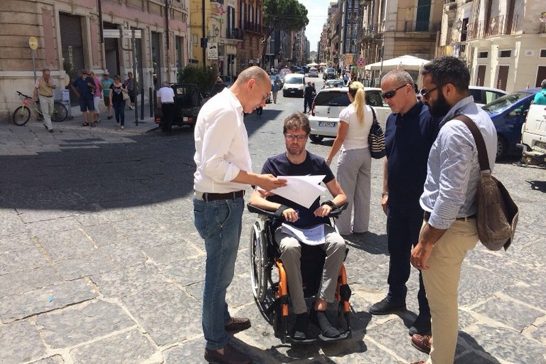 sopralluogo Galasso Livrea per abbattimento barriere in piazza Chiurlia