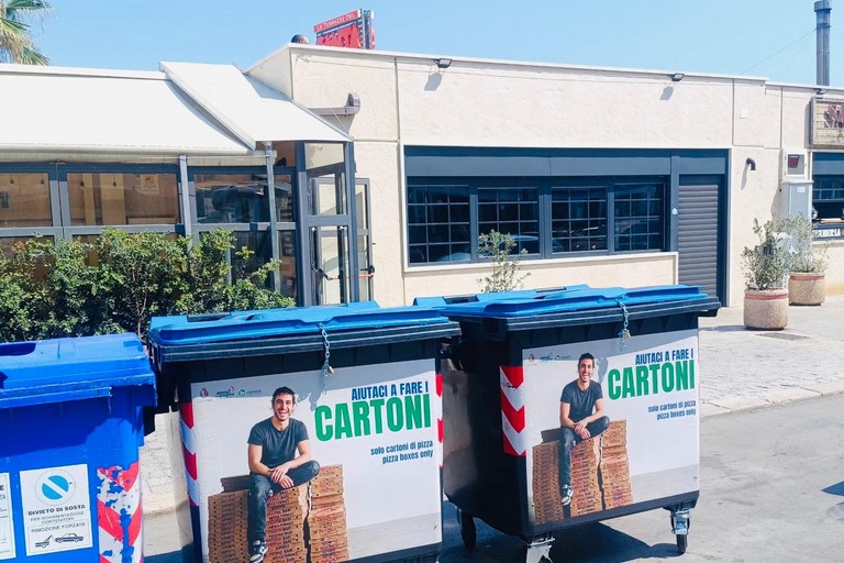 Campagna per raccolta cartoni pizza e bottiglie birra. <span>Foto Comune di Bari </span>