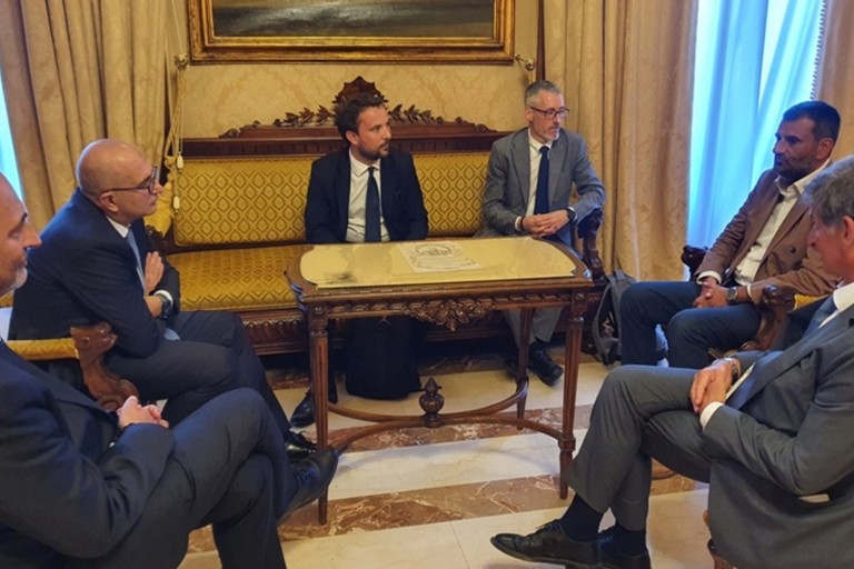 questa mattina l incontro tra i responsabili di Lottomatica sindaco e vicesindaco
