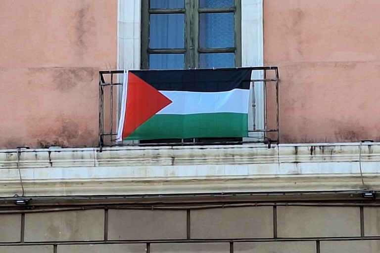 bandiera palestinese sulla facciata di Palazzo di Citt