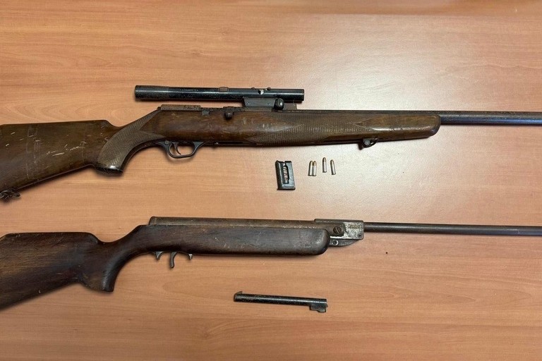 I due fucili sequestrati dai Carabinieri