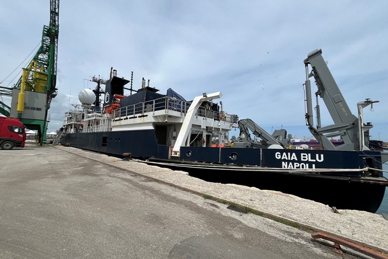 Gaia Blu nel porto di Bari oggi gli assessori Perlino e Petruzzelli a bordo della nave da ricerca del CNR JPG